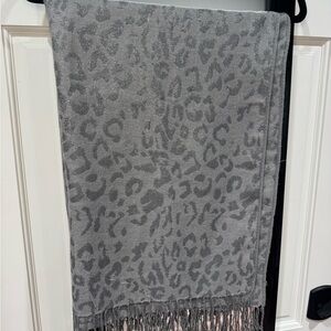 Grey animal print scarf 28x71